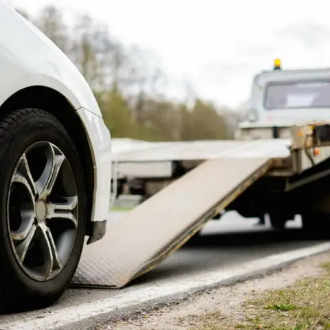 Cette image illustre une voiture en train de se faire remorquer par épave Cette image illustre une voiture en train de se faire remorquer par épavistepro.fr
