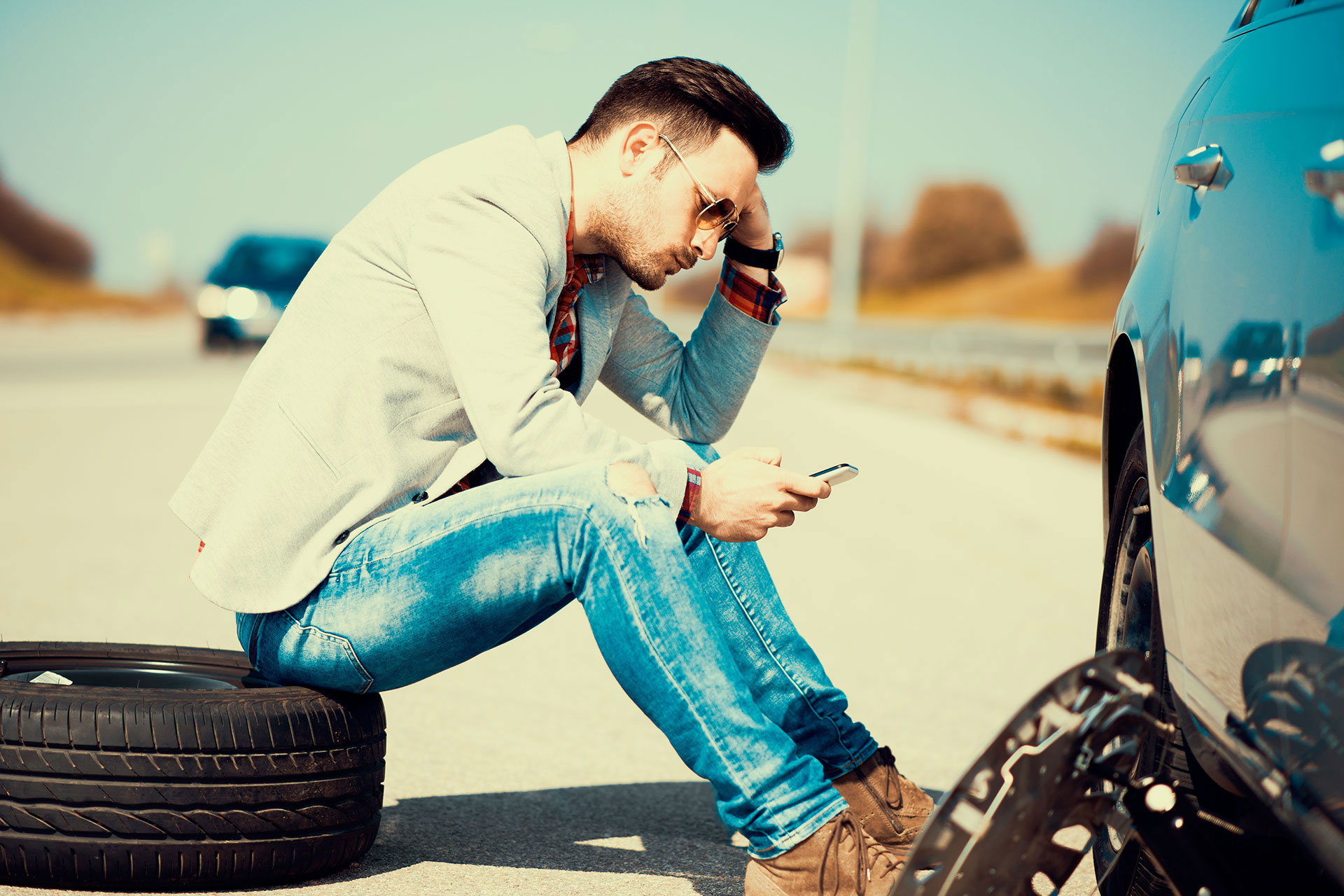 Une homme au téléphone. Appelant epavistePro pour savoir Comment EpavistePro Contribue à la Protection de l'Environnement ?