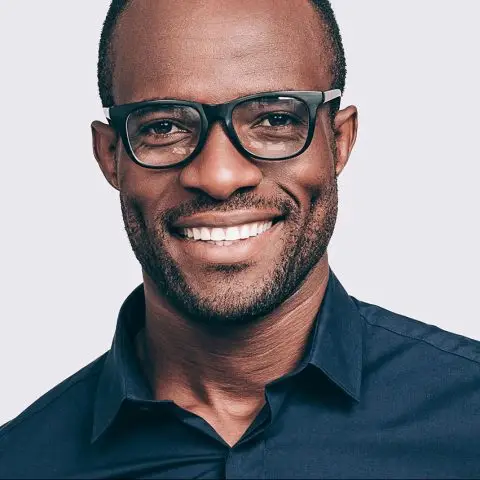 photo de Omar Laacher, Manager et CEO d'EpavistePro, est le pilier stratégique de notre entreprise. Avec une vision innovante et un engagement fort envers l'écologie, il dirige notre équipe vers l'excellence dans le recyclage de véhicules et le service client. Son leadership assure un avenir plus vert et durable.