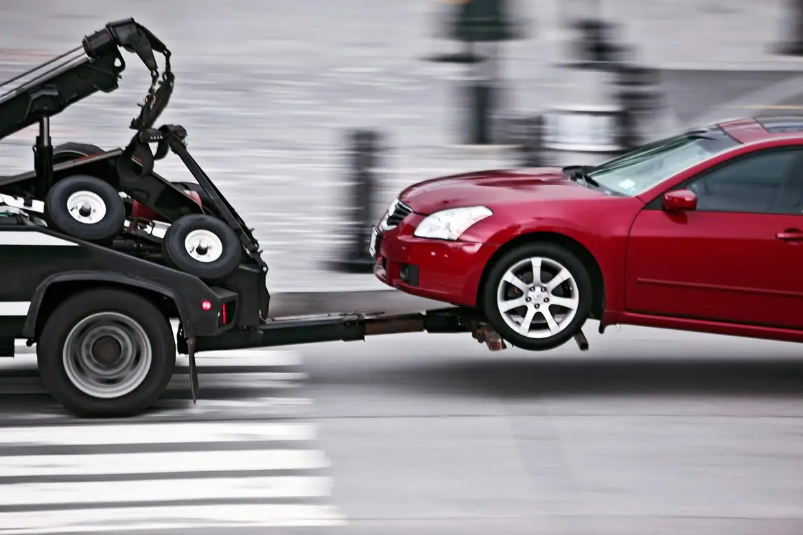 illustration d'une voiture se faisant remorquer dans les Yvelines avec un client très content de voir et pas Vistes J'illustration d'une voiture se faisant remorquer dans les Yvelines avec un client très content de voir et epavistepro, être très rapide et efficace et courtoispro, être très rapide et efficace et courtois