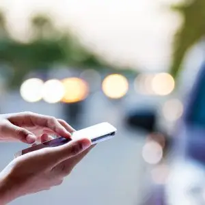 Client entrant le numéro de téléphone d'EpavistePro.fr sur son mobile pour un service rapide et fiable.