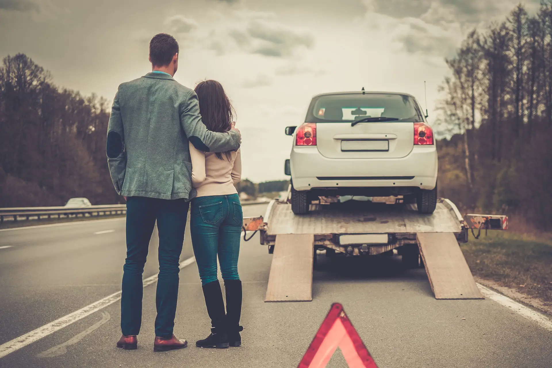 Un couple, voyant leur voiture se faire remorquer par épaviste gratuit pro, enfin soulagé que quelqu'un vienne les aider