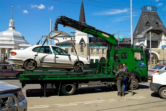 image de épavitePro en train de remorquer une épave sur son camion remorqueur